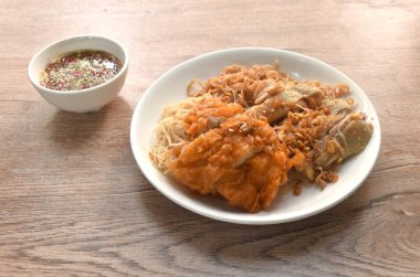 Dilimlenmiş ve kızarmış tavuk soslu hazır şehriye ve baharatlı deniz ürünleri soslu sarımsak soslu pirinç vermicelli.