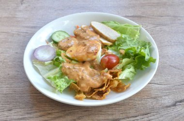 Haşlanmış yumurta, çıtır çıtır taro soslu Hint soslu salata. 