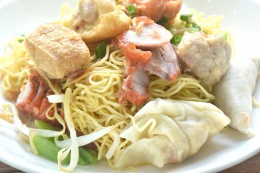 Çin usulü sade yumurtalı şehriye buğulanmış Hakka köftesi domuz pirzolası, kızarmış tofu ve kızarmış domuz eti ve tabak üzerinde domuz eti dilimleri.