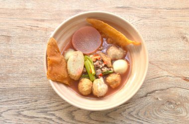 Haşlanmış Çin Hakka köftesi domuz pirzolasından yapılmış fasulye filizli kızarmış tofu kasede kırmızı sos çorbası.