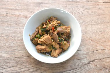 Baharatlı biberli kızarmış tavuk eti ve fesleğen yapraklı ciğer.