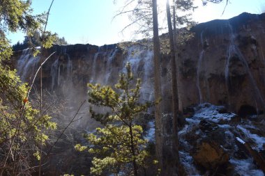 Jiuzhaigou 'daki Pearl Gölü' nde şelale. Çin 'deki doğal ulusal park yeri. 