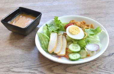 Haşlanmış yumurta, çıtır çıtır taro soslu Hint soslu salata. 