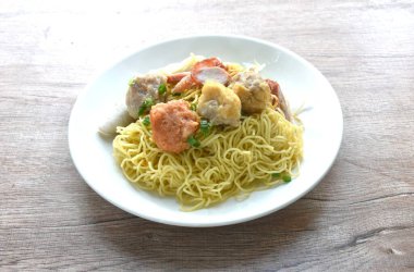 Çin usulü sade yumurtalı şehriye buğulanmış Hakka köftesi domuz pirzolası, kızarmış tofu ve kızarmış domuz eti ve tabak üzerinde domuz eti dilimleri.