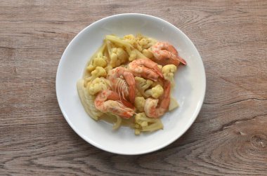 Kızarmış karnabahar ve soya soslu karides. 