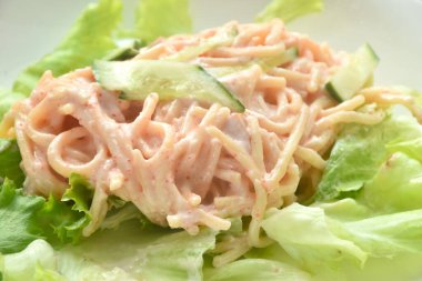 Makarna soslu makarna dilimlenmiş spagetti domuz eti mayonez krema soslu balık yumurtası.   