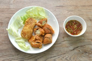 Kızarmış Vietnamlı tavuk sosisi tarifi ve lahana soslu baharatlı sos.