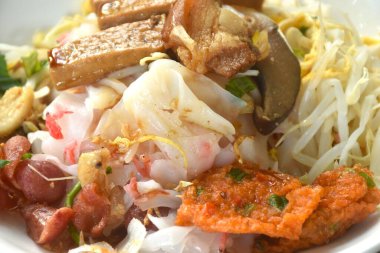 Kızarmış Çin sosisi ve fasulye filizli çıtır domuz göbeği, soya soslu kara soya sosu ve soya fasulyesi sosu ile kaplı buğulanmış büyük pirinç eriştesi.