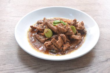 Baharatlı kızarmış domuz eti, kokuşmuş fasulye ve karides ezmesi soslu kırmızı biber. 