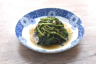 Kızarmış Çin sabah zaferini tabakta kırmızı biberle karıştır. 