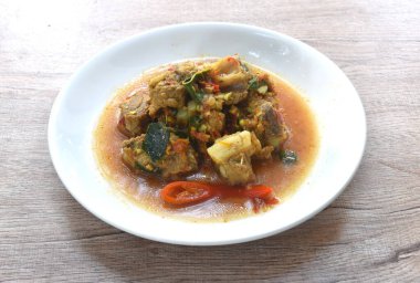 Baharatlı kızarmış domuz eti, körili ve fesleğenli. 