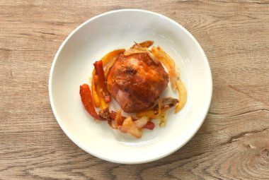 Hamburger püresi, domuz pastırması, peynirli, acılı ve soğanlı.