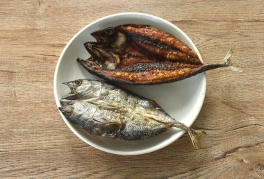 Kızarmış doğu tuna balığı. Tabakta duruyor.