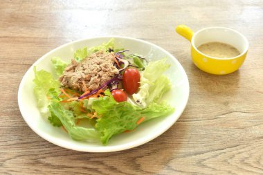 Sebze salatalı ton balığı püresi Japon usulü kızarmış susam kreması sosu tabakta