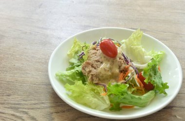 Sebze salatalı ton balığı püresi Japon usulü kızarmış susam kreması sosu tabakta