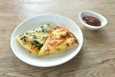 Pizza pişirmek ıspanak ve deniz ürünleri karışımı tabakta domates sosunu fincana batırmak.