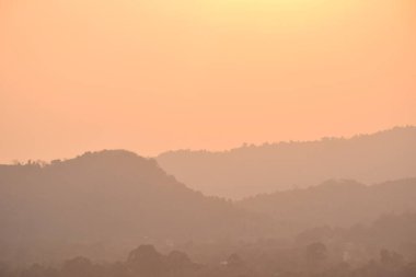 Khun Dan Prakarn Chon 'da gün batımından dağa Akşam Tayland' da büyük beton baraj 
