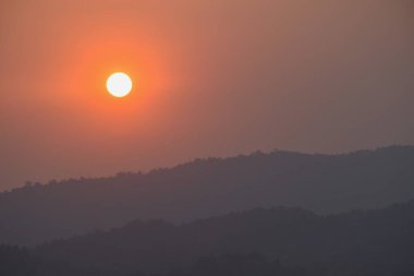Khun Dan Prakarn Chon 'da gün batımından dağa Akşam Tayland' da büyük beton baraj 