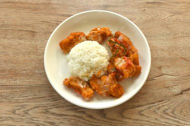 Hint cevizi sütü ve köri soslu baharatlı pangasius balığı. Tabakta çift pirinçli.