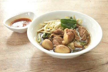 haşlanmış domuz eti ve tendon çift organı baharatlı acı biber sosuna batırılmış, kahverengi şifalı çorba. 