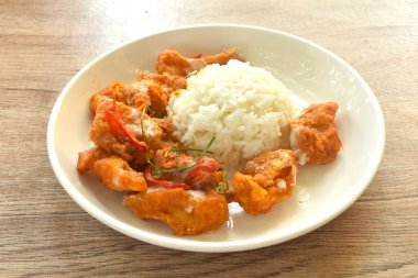 Hint cevizi sütü ve köri soslu baharatlı pangasius balığı. Tabakta çift pirinçli.