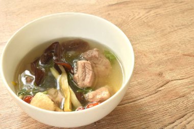 Çin bitkisi çorbasında domuz kemiği ve mantarlı tofu sosu. 