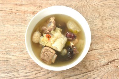 Kaynamış bambu mantarı, domuz kemiği ve siyah kulak mantarı. Temiz Çin bitkisi çorbası.