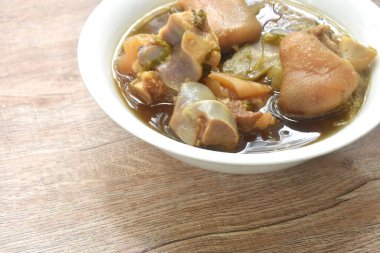 haşlanmış tuzlu domuz budu ve Çin bitkisi çorbasında lahana. 