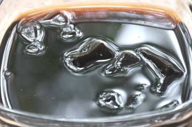 Siyah çimen jölesi Çin soğuk tatlısı cam kasede şurup.