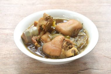 haşlanmış tuzlu domuz budu ve Çin bitkisi çorbasında lahana. 