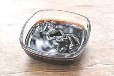 Siyah çimen jölesi Çin soğuk tatlısı cam kasede şurup.