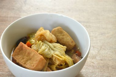 Çin bitkisel çorbasında siyah mantarlı soya peynirli haşlanmış lahana. 