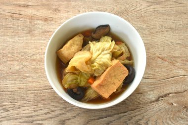 Çin bitkisel çorbasında siyah mantarlı soya peynirli haşlanmış lahana. 