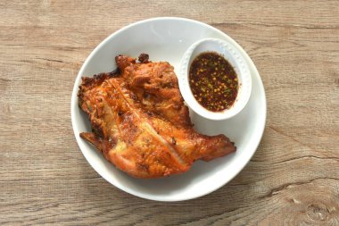 Izgara tavuk, sıkı saplanmış ahşap sopa, baharatlı sosla batırılmış. 