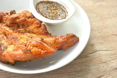 Izgara tavuk, sıkı saplanmış ahşap sopa, baharatlı sosla batırılmış. 