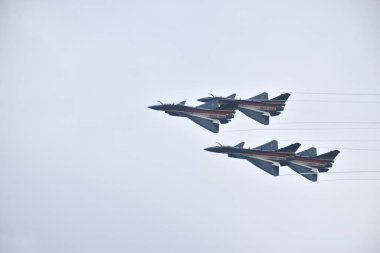 Bangkok Tayland 8 Mart 2025: Çin, Hindistan, ABD ve Tayland 'ın savaş uçaklarından 88 yıllık Tayland hava kuvvetleri hava gösterisiyle kutlandı