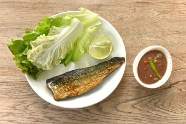 Izgara Japon uskumru balığı ve baharatlı karides biber sosu tabakta taze sebzeli çift.