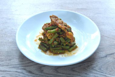 Baharatlı kızarmış fasulye, yağlı domuz eti ve köri soslu limon.