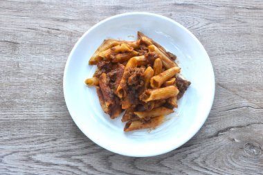 Makarna pişirmek, et püresi, tatlı ve ekşi soslu et yemek.    