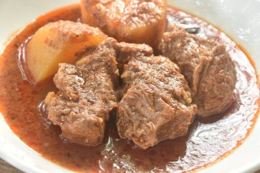 Körili biftek mi, Hint yemeği mi, patates dilimli mi? 