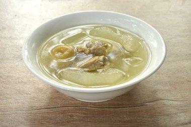 Kaynamış karpuz domuz kemiği, limon turşusu ve şeffaf çorba.