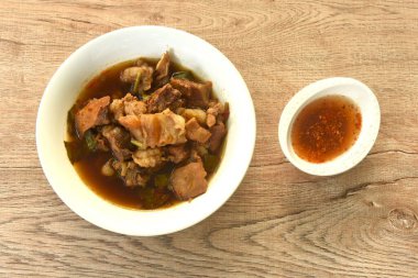 haşlanmış et ve tendon otta kahverengi çorba baharatlı biber sosu. 