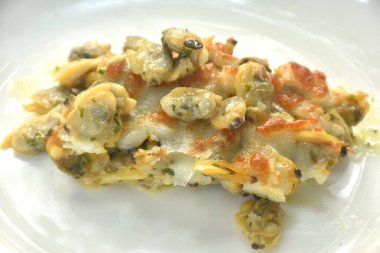 Fırında makarna. Sakince doldurulmuş. Tabakta peynir.