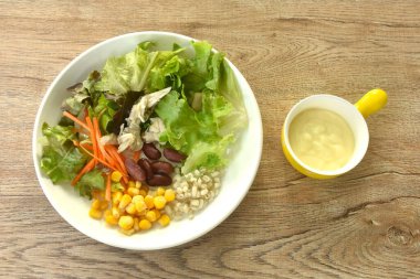 Mısır gevreği ve sebze soslu haşlanmış tavuk göğsü salatası ve krema sosu.