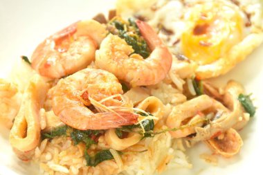 Baharatlı kızarmış karides ve fesleğen yaprağı yumurta üzeri pirinçli çift.