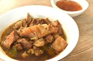 haşlanmış et ve tendon otta kahverengi çorba baharatlı biber sosu. 