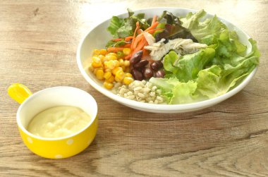 Mısır gevreği ve sebze soslu haşlanmış tavuk göğsü salatası ve krema sosu.