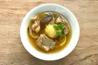 Domuz kemiği ve siyah mantarlı haşlanmış lahana turşusu. 