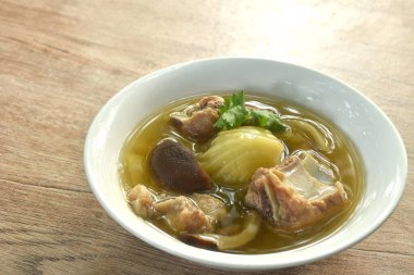 Domuz kemiği ve siyah mantarlı haşlanmış lahana turşusu. 