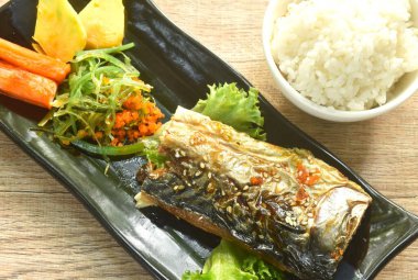 Izgara Şaban Balığı ya da tatlı yumurta ve yengeç soslu uskumru çifti pembe zencefil turşusu ve tabakta yosun salatası.